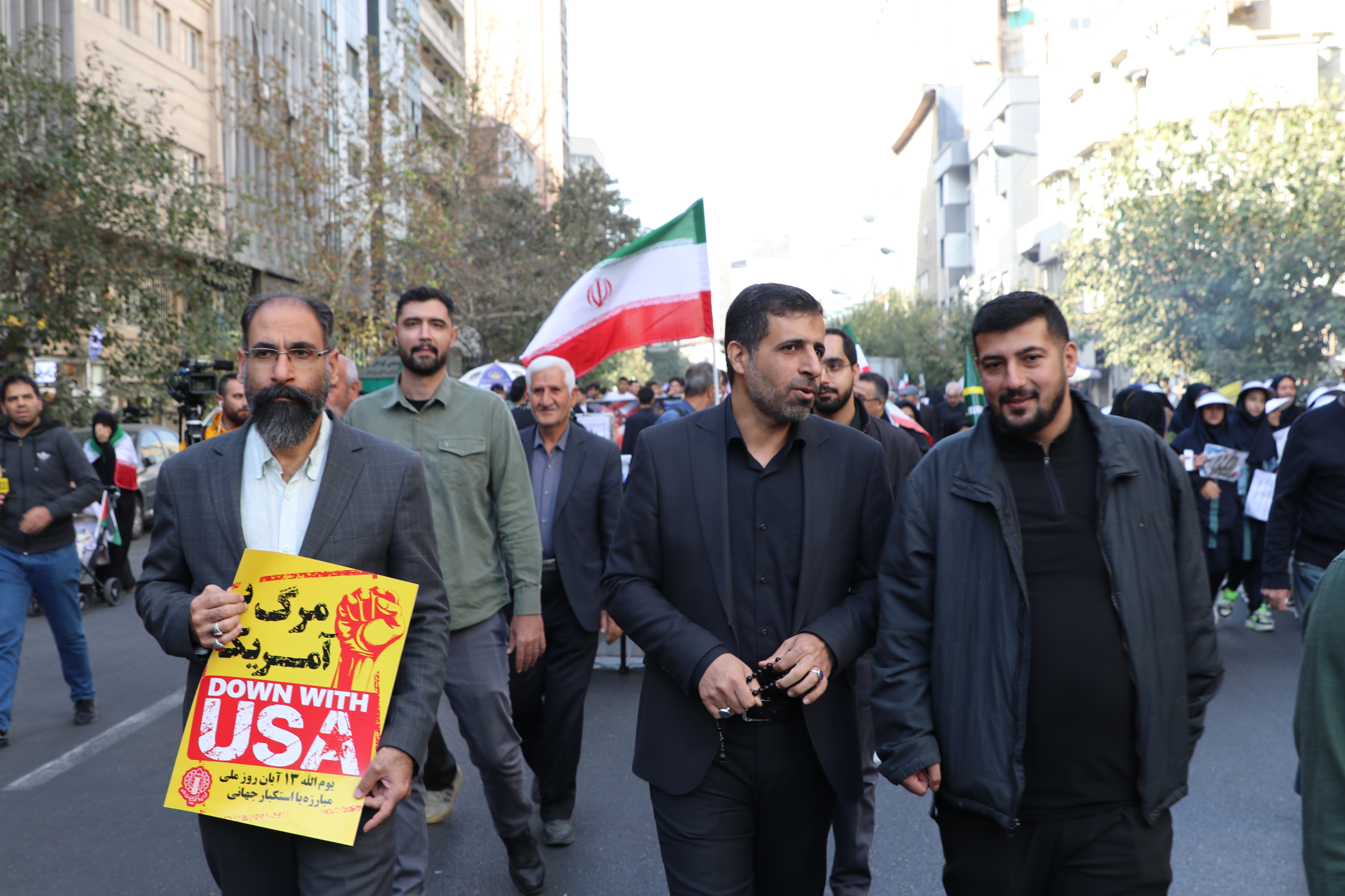 حضور پرشور کارکنان صندوق کارآفرینی امید در راهپیمایی یوم‌الله ۱۳ آبان