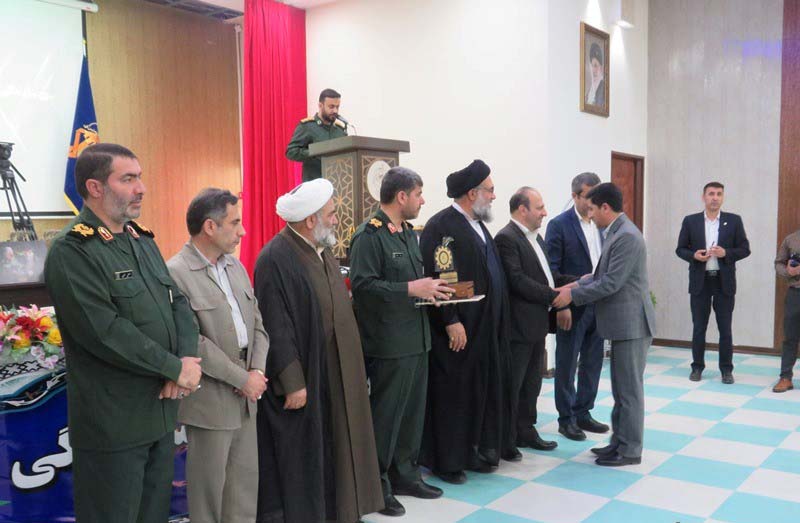 تجلیل از مدیر صندوق کارآفرینی امید کهگیلویه و بویراحمد در همایش اقتصاد مقاومتی