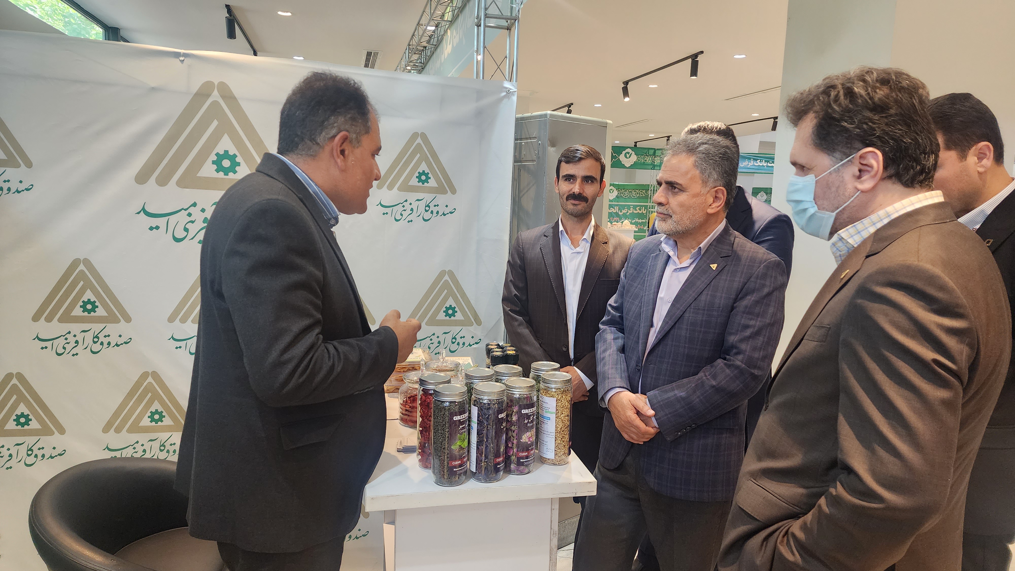 بازدید مدیرعامل صندوق کارآفرینی امید از نمایشگاه تلاش با برکت