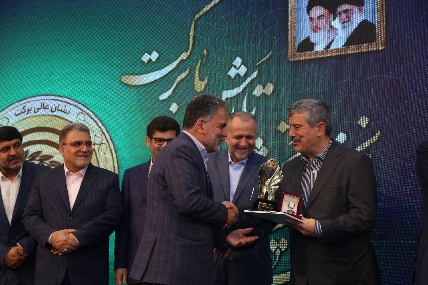 مدیرعامل صندوق کارآفرینی امید نشان عالی برکت را دریافت کرد