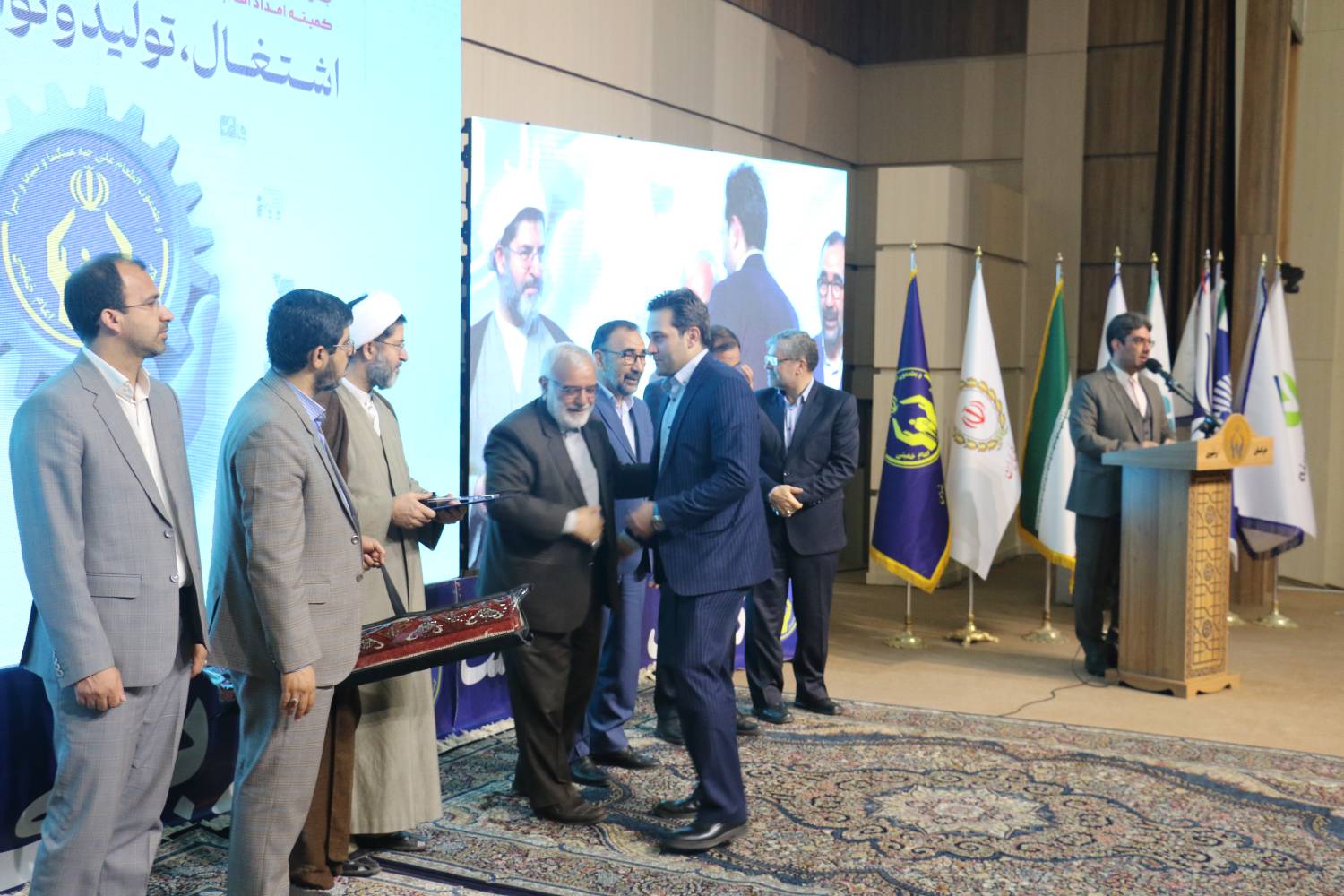 تقدیر از صندوق کارآفرینی امید خراسان رضوی در جشن خودکفایی مددجویان کمیته امداد