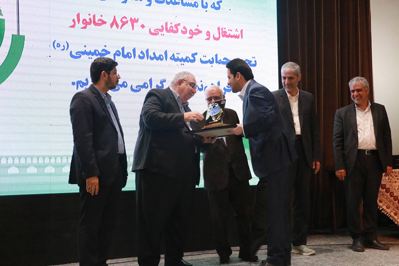 قدردانی از صندوق کارآفرینی امید استان اصفهان در همایش یاوران اشتغال