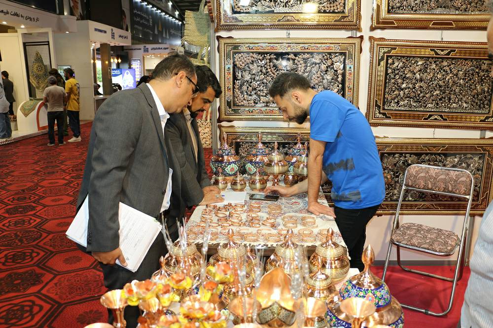 صندوق کارآفرینی امید یزد به متقاضیان خرید صنایع دستی، تسهیلات اعطا می‌کند
